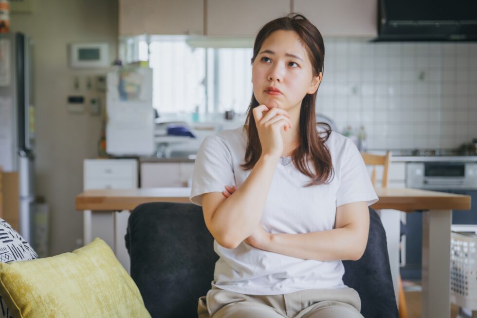 悩む女性